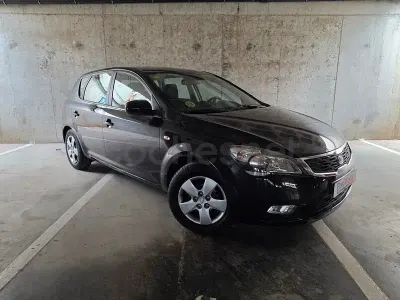 Usado Kia Ceed 90 CV (66 kW) 2011 Negro Utilitario