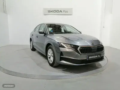 Usado Skoda Octavia Selection 150 CV (110 kW) 2025 Gris / plateado Berlina