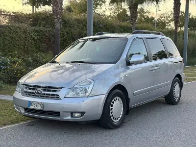 Usado Kia Carnival Active 185 CV (136 kW) 2010 Gris / plata Monovolumen