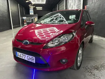 Usado Ford Fiesta Trend 70 CV (51 kW) 2010 Granate Berlina