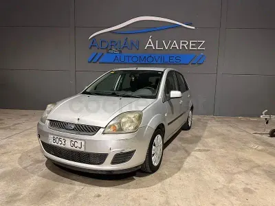 Usado Ford Fiesta Ghia 68 CV (50 kW) 2009 Gris / plata Berlina