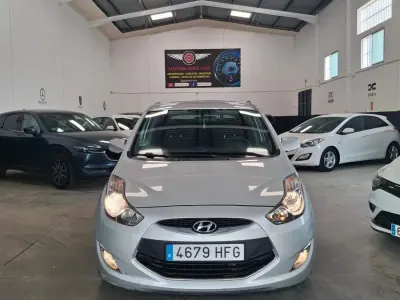 Usado Hyundai ix20 Comfort 77 CV (56 kW) 2011 Gris / plata Utilitario