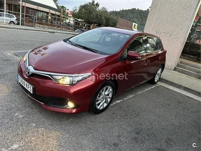 Usado Toyota Auris Active 90 CV (66 kW) 2017 Rojo Berlina