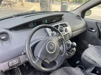 Usado Renault Scénic II Authentique 85 CV (62 kW) 2007 Gris / plata Monovolumen
