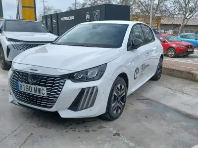 Usado Peugeot e-208 Allure 100 kW (136 CV) 2024 Blanco Utilitario