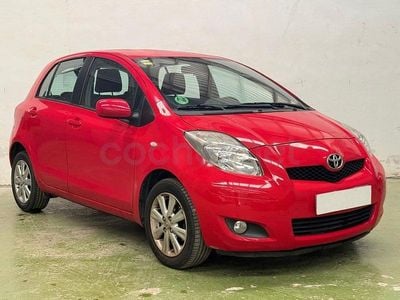 Usado Toyota Yaris Connect Style 101 CV (74 kW) 2011 Rojo Utilitario