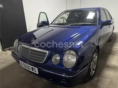 Usado Mercedes E240 Avantgarde 170 CV (125 kW) 2000 Azul Berlina