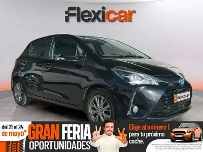 Usado Toyota Yaris Hybrid Active 100 CV (73 kW) 2019 Negro Berlina