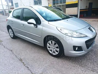 Usado Peugeot 207 68 CV (50 kW) 2014 Gris / plata Descapotable