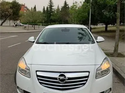 Usado Opel Insignia Selective 130 CV (95 kW) 2012 Blanco Familiar