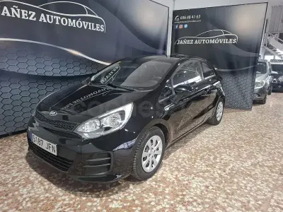 Usado Kia Rio 85 CV (62 kW) 2015 Negro Berlina