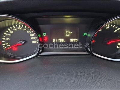 Usado Peugeot 308 Active 92 CV (67 kW) 2014 Gris / plata Berlina