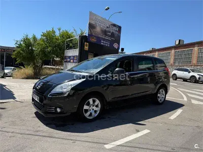 Usado Peugeot 5008 Active 115 CV (84 kW) 2013 Negro Monovolumen