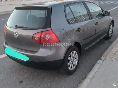 Usado VW Golf IV Highline 105 CV (77 kW) 2004 Gris / plata Berlina
