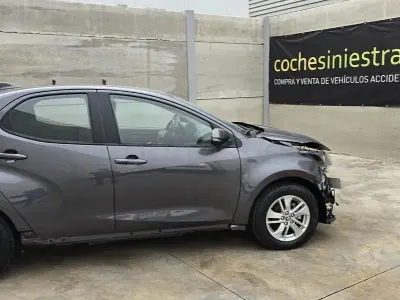 Usado Toyota Yaris 125 CV (91 kW) 2024 Gris / plata Utilitario