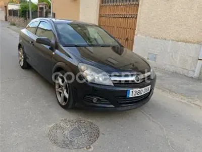 Usado Opel Astra GTC Sport 120 CV (88 kW) 2005 Negro Berlina