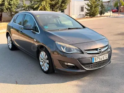 Usado Opel Astra Selective 140 CV (102 kW) 2012 Gris / plata Berlina