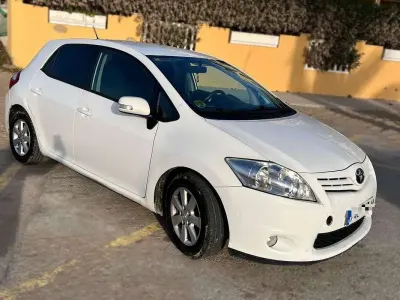 Usado Toyota Auris Live 90 CV (66 kW) 2012 Blanco Utilitario