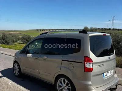Käytetty Ford Tourneo Courier Trend 95 HP (69 kW) 2015 Peessi Tila-auto