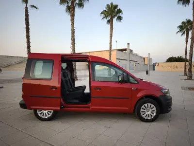 Usado VW Caddy Edition 102 CV (75 kW) 2020 Granate Monovolumen