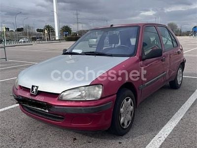 Usado Peugeot 106 60 CV (44 kW) 2002 Granate Utilitario
