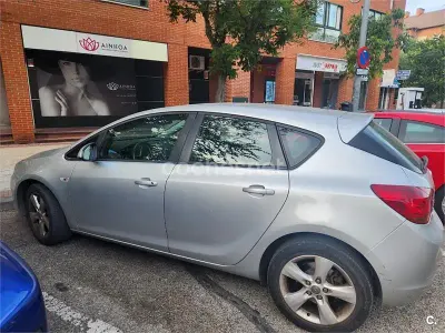 Usado Opel Astra Enjoy 110 CV (80 kW) 2012 Gris / plata Berlina