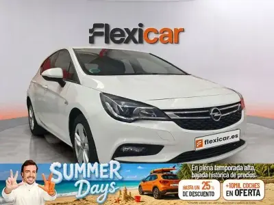Usado Opel Astra Selective 110 CV (80 kW) 2018 Blanco Berlina