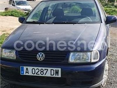 Usado VW Polo Conceptline 50 CV (36 kW) 2000 Azul Berlina