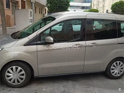 Usado Ford Tourneo Courier Trend 100 CV (73 kW) 2014 Beige Monovolumen