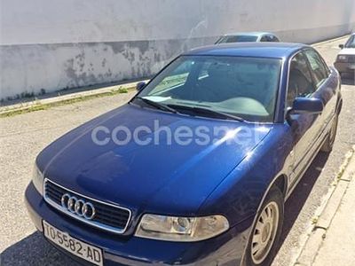Usado Audi A4 110 CV (80 kW) 1999 Azul Berlina