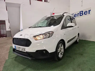 Usado Ford Tourneo Courier Trend 100 CV (73 kW) 2020 Blanco Monovolumen