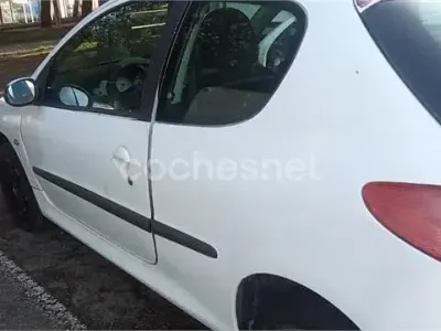 Begagnad Peugeot 206 70 HK (51 kW) 2004 Vit Sedan