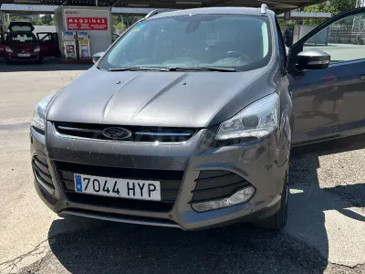 Usado Ford Kuga Titanium 150 CV (110 kW) 2014 Gris / plata SUV