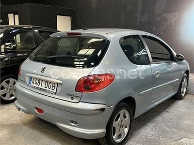 Usado Peugeot 206 70 CV (51 kW) 2005 Gris / plata Berlina