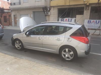 Usado Peugeot 207 Active 70 CV (51 kW) 2010 Gris / plata Berlina