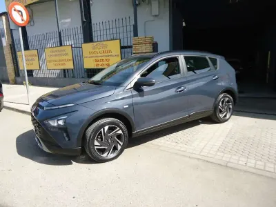 Usado Hyundai Bayon 101 CV (74 kW) 2023 Gris SUV