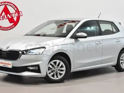 Usado Skoda Fabia Ambition 95 CV (69 kW) 2023 Plateado Utilitario