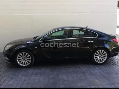 Usado Opel Insignia Cosmo 130 CV (95 kW) 2010 Negro Berlina