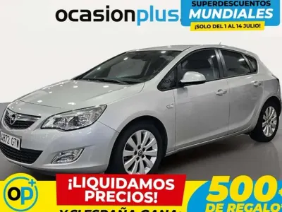 Usado Opel Astra Enjoy 110 CV (80 kW) 2010 Plateado Utilitario