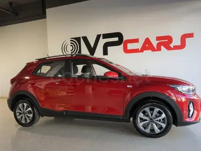 Usado Kia Stonic 84 CV (61 kW) 2022 Granate SUV