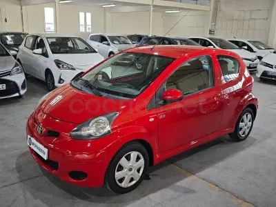 Usado Toyota Aygo 68 CV (50 kW) 2010 Rojo Utilitario