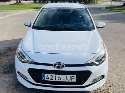 Usado Hyundai i20 75 CV (55 kW) 2015 Blanco Berlina