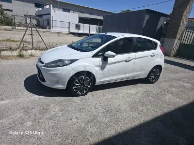 Usado Ford Fiesta Trend 70 CV (51 kW) 2011 Blanco Berlina