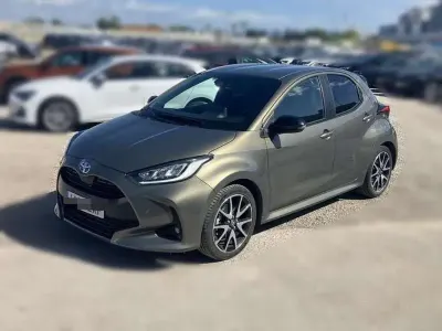 Begagnad Toyota Yaris Hybrid Style 116 HK (85 kW) 2022 Grå Halvkombi