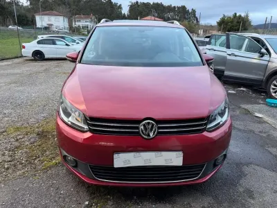 Begagnad VW Touran Advance 105 HK (77 kW) 2012 Röd Minibuss
