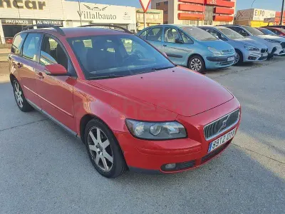 Usado Volvo V50 Momentum 136 CV (100 kW) 2006 Rojo Familiar