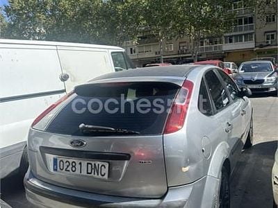 Usado Ford Focus Sport 109 CV (80 kW) 2005 Gris / plata Berlina