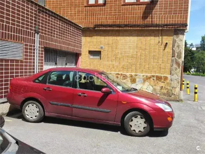 Usado Ford Focus Ghia 100 CV (73 kW) 2001 Rojo Berlina