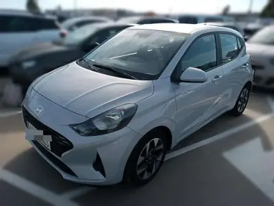 Usado Hyundai i10 67 CV (49 kW) 2023 Gris Utilitario