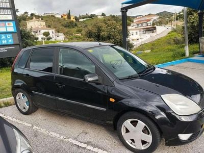 Usado Ford Fiesta Trend 80 CV (58 kW) 2004 Negro Utilitario
